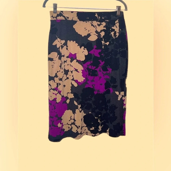 Jaclyn Smith Slim And Smooth Skirt. Size M/M. Built in slip and spandex shorts - Picture 2 of 3